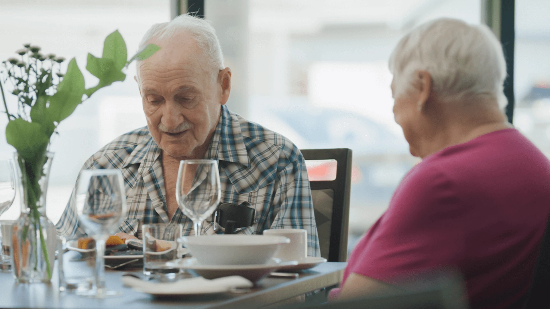 An elderly couple eating healthy meals for seniors